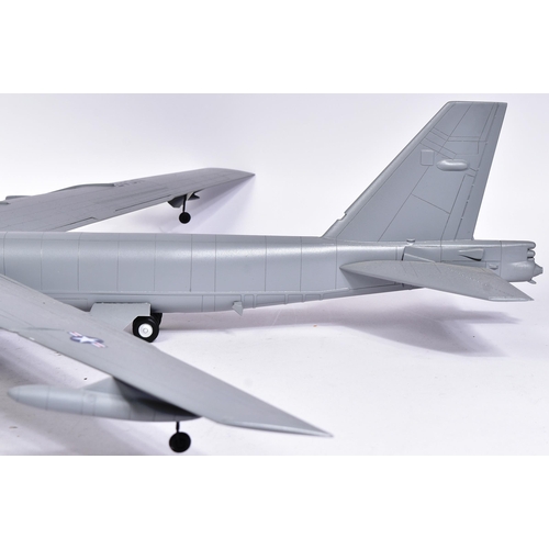 520 - Models - a large scale precision plastic model of a US Air Force B-52G Stratofortress plane. 'Hard T... 