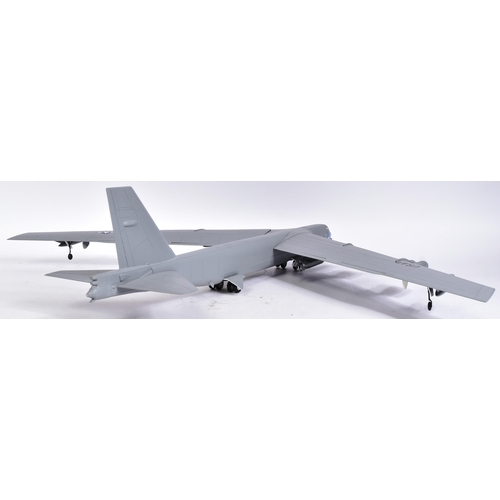 520 - Models - a large scale precision plastic model of a US Air Force B-52G Stratofortress plane. 'Hard T... 