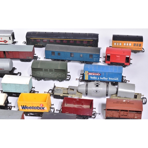 82 - Model Railway - a collection of assorted OO gauge model railway trainset locomotive rolling stock co... 