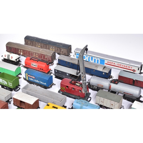 82 - Model Railway - a collection of assorted OO gauge model railway trainset locomotive rolling stock co... 