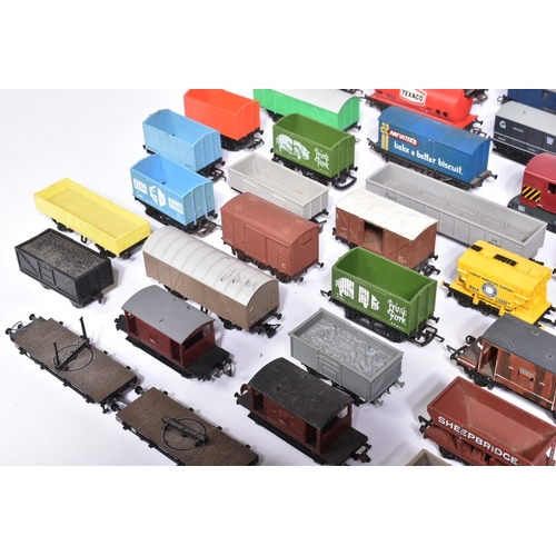 82 - Model Railway - a collection of assorted OO gauge model railway trainset locomotive rolling stock co... 