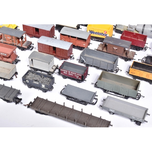 82 - Model Railway - a collection of assorted OO gauge model railway trainset locomotive rolling stock co... 