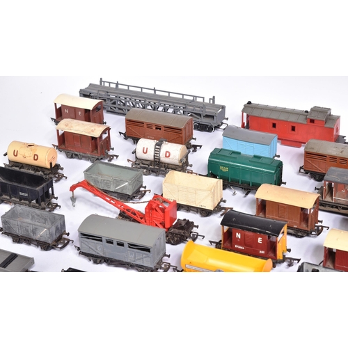 98 - Model Railway - a collection of assorted OO gauge model railway trainset locomotive rolling stock wa... 