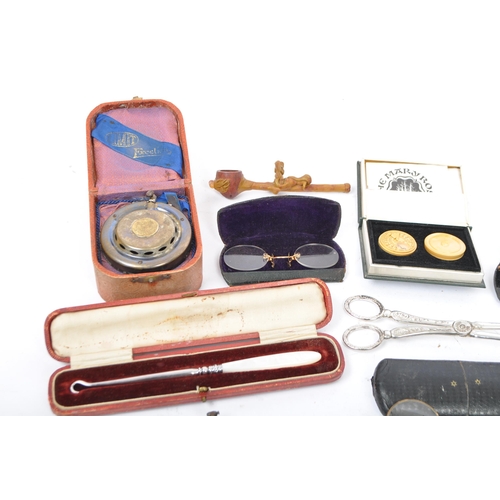 261 - A collection of vintage mid 20th century gentleman's / ladies curios. To include reading spectacles ... 