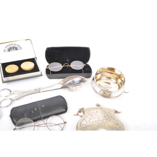 261 - A collection of vintage mid 20th century gentleman's / ladies curios. To include reading spectacles ... 