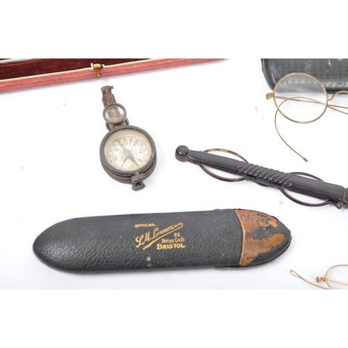 261 - A collection of vintage mid 20th century gentleman's / ladies curios. To include reading spectacles ... 