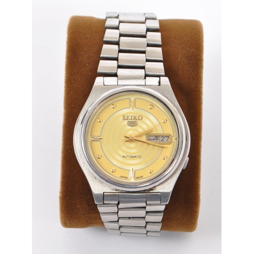 389 - Seiko - Three vintage Seiko automatic gents wristwatches to include examples with yellow, blue and g... 