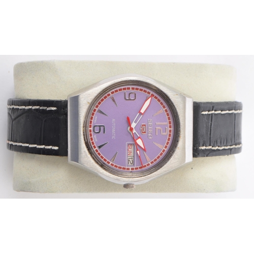 390 - Seiko - Three vintage Seiko automatic gents wristwatches to include examples with yellow, purple and... 