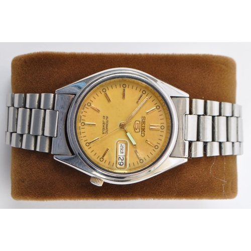 390 - Seiko - Three vintage Seiko automatic gents wristwatches to include examples with yellow, purple and... 