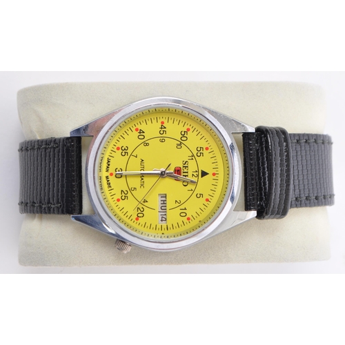 393 - Seiko - Three vintage Seiko automatic gents wristwatches to include examples with yellow, pink and b... 