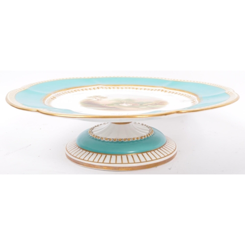 42 - Vale Pottery - A 1920 / 1930 Vale pottery porcelain china dinner service in white with blue / gilt e... 