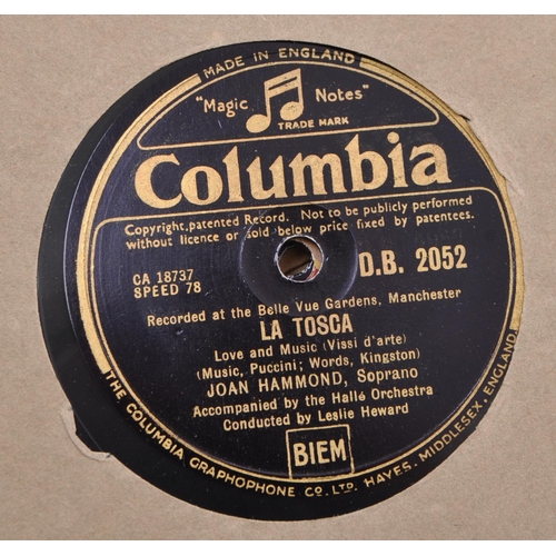 425 - A large collection of vintage 20th century 78 RPM records / singles. Featuring artists, Bing Crosby ... 