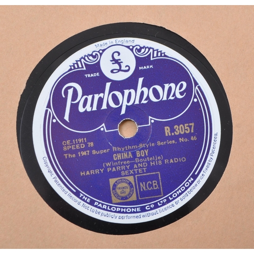 425 - A large collection of vintage 20th century 78 RPM records / singles. Featuring artists, Bing Crosby ... 