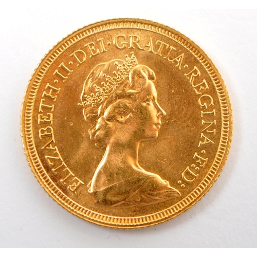 445 - A 1981 Elizabeth II 22ct gold full sovereign coin. In National Westminster Bank case. Measures appro... 