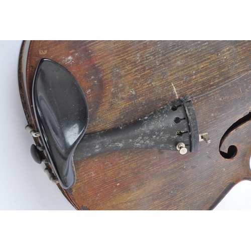 447 - An early 20th Century full sized 4/4 violin musical instrument with two piece back. Condition AF. Me... 