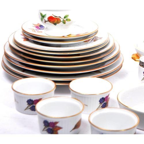 46 - Royal Worcester - Evesham - A collection of 20th century Royal Worcester porcelain tea and dinner se... 