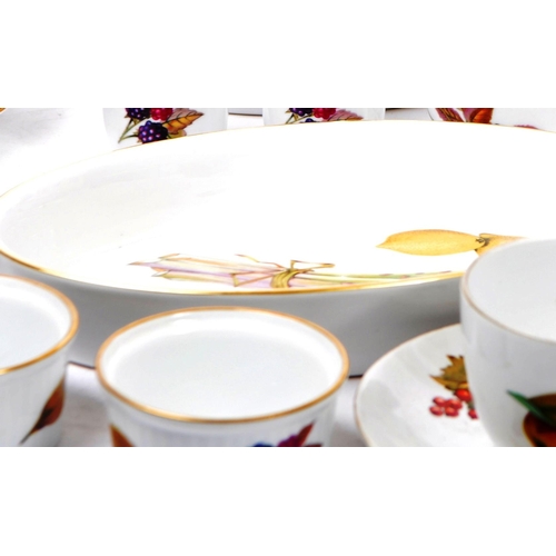 46 - Royal Worcester - Evesham - A collection of 20th century Royal Worcester porcelain tea and dinner se... 