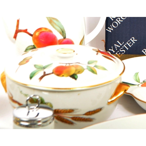 46 - Royal Worcester - Evesham - A collection of 20th century Royal Worcester porcelain tea and dinner se... 