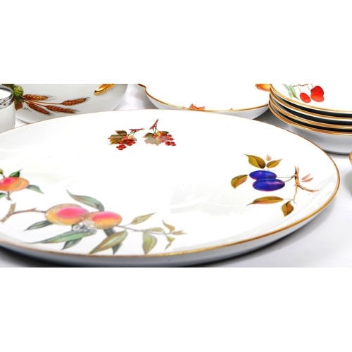 46 - Royal Worcester - Evesham - A collection of 20th century Royal Worcester porcelain tea and dinner se... 