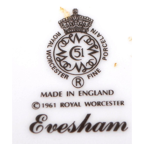 46 - Royal Worcester - Evesham - A collection of 20th century Royal Worcester porcelain tea and dinner se... 