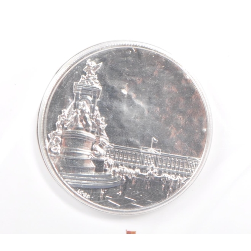 467 - The Royal Mint: A United Kingdom 2015 0.999 silver proof £100 coin, Buckingham Palace presentation p... 