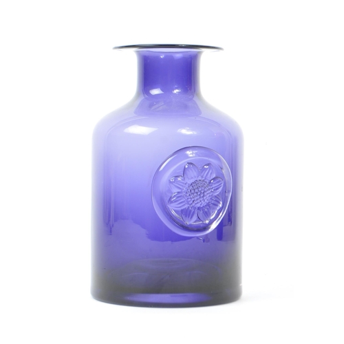 49 - Dartington - Frank Thrower - A 20th century Dartington Anemone amethyst glass carafe vase. The vase ... 