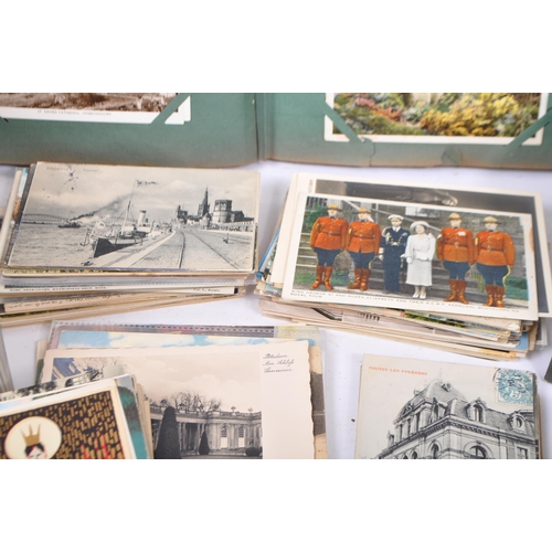 523 - A large collection of Edwardian and later 20th century postcards and greetings cards to include hand... 