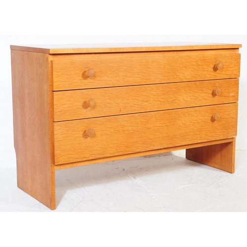 609 - Meredew - A mid 20th century circa 1960s light oak chest of drawers. The chest of drawers having a b... 