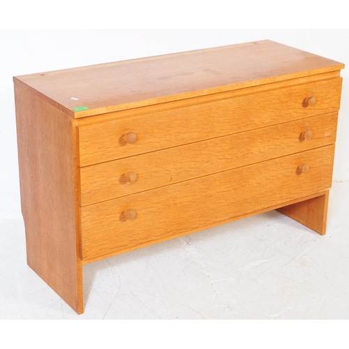 609 - Meredew - A mid 20th century circa 1960s light oak chest of drawers. The chest of drawers having a b... 