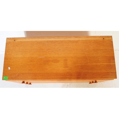 609 - Meredew - A mid 20th century circa 1960s light oak chest of drawers. The chest of drawers having a b... 