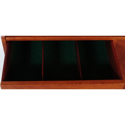 628 - Jentique - A mid 20th century retro Jentique high board sideboard. The high board having top with fa... 