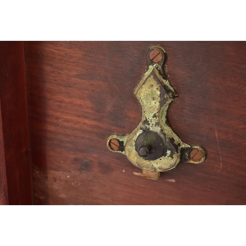 121 - A late 18th century George III solid mahogany tilt top pedestal table. Raised on  splayed legs with ... 