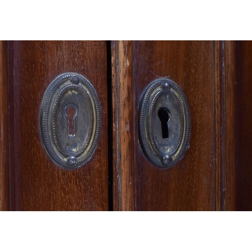 391 - An early 20th century Edwardian mahogany bookcase cabinet in the Chippendale taste. The bookcase hav... 