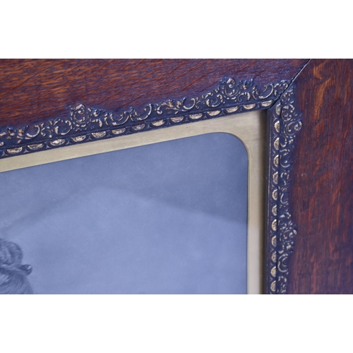 478 - A late 19th century mahogany & gilt wood frame with later replica of Victorian black & white photogr... 