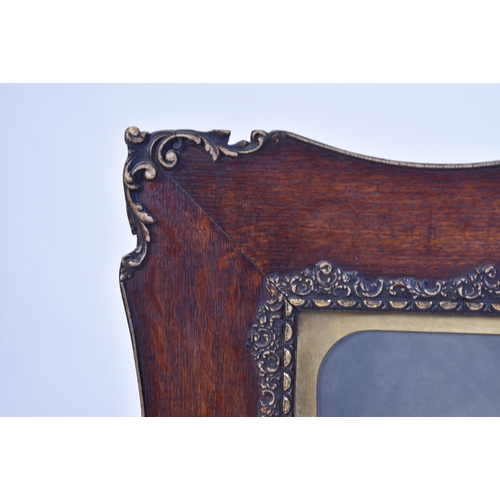 478 - A late 19th century mahogany & gilt wood frame with later replica of Victorian black & white photogr... 