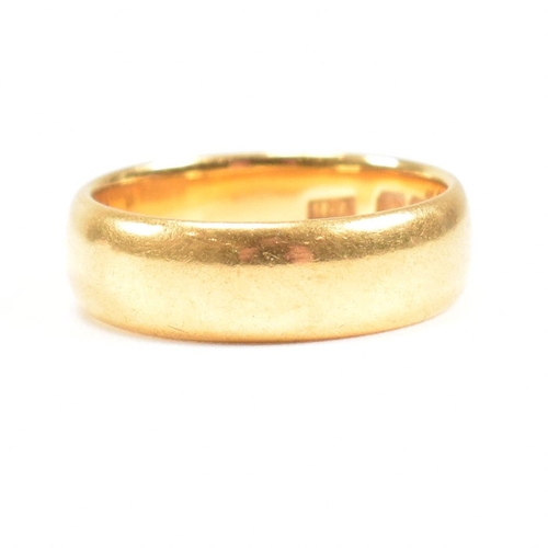 122 - A hallmarked 22ct gold band ring. The antique ring hallmarked Birmingham 1915. Weight8.2g. Size M. A... 