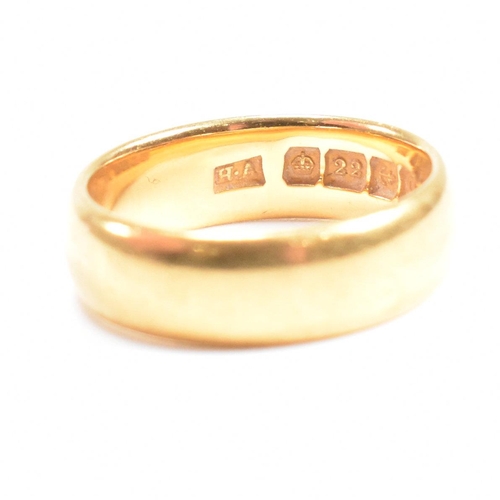 122 - A hallmarked 22ct gold band ring. The antique ring hallmarked Birmingham 1915. Weight8.2g. Size M. A... 