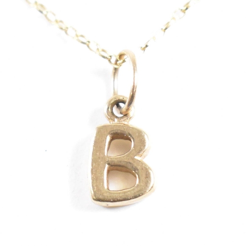 132 - A 9ct gold pendant necklace . The necklace chain strung with a pendant in the form of the letter ini... 