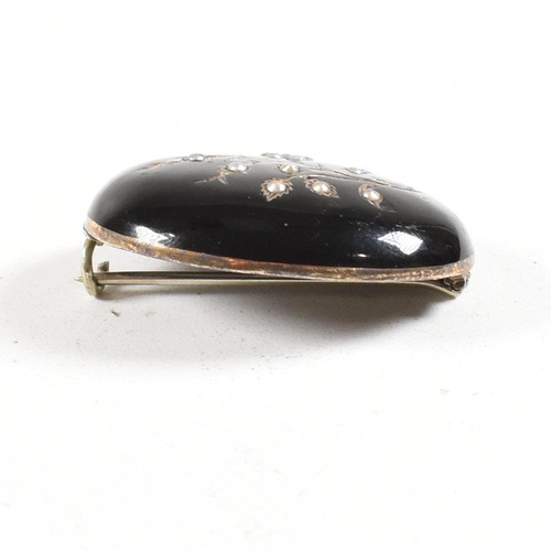 139 - 19th century enamel and pearl mourning brooch pin. Weight 8.85g. Measures 3.3cm. All weights, measur... 