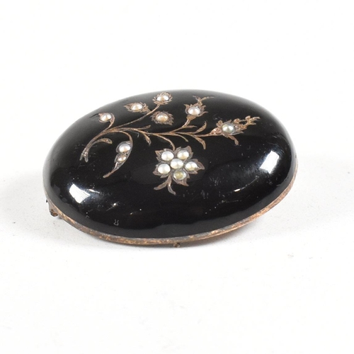 139 - 19th century enamel and pearl mourning brooch pin. Weight 8.85g. Measures 3.3cm. All weights, measur... 