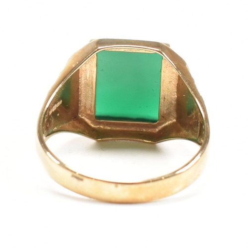 189 - A hallmarked 9ct gold and green chalcedony signet ring. The ring hallmarked Birmingham. Weight 4.9g.... 