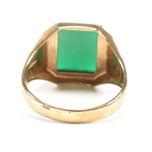 189 - A hallmarked 9ct gold and green chalcedony signet ring. The ring hallmarked Birmingham. Weight 4.9g.... 