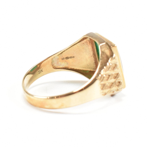 189 - A hallmarked 9ct gold and green chalcedony signet ring. The ring hallmarked Birmingham. Weight 4.9g.... 