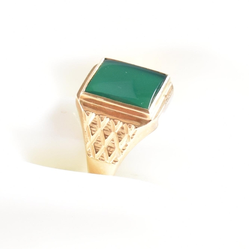 189 - A hallmarked 9ct gold and green chalcedony signet ring. The ring hallmarked Birmingham. Weight 4.9g.... 