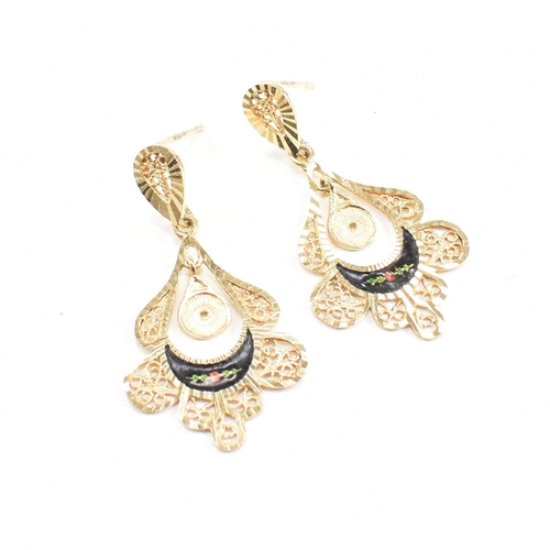 278 - A pair of hallmarked 9ct gold enamel pendant earrings. Weight 2.5g. Measures 3.5cm. All weights, mea... 