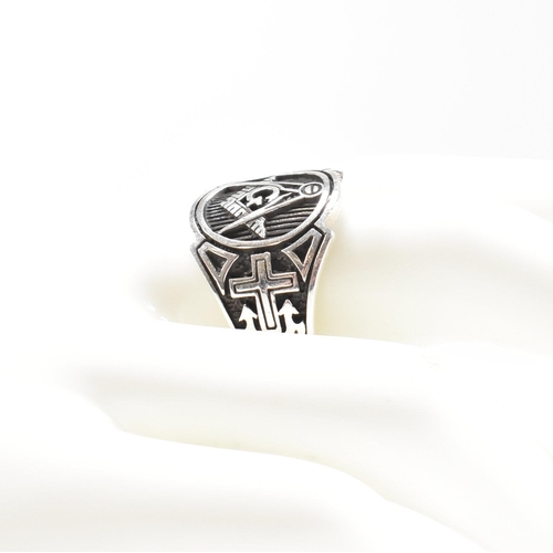 315 - A contemporary 925 silver masonic style ring. Weight approx 7.6g. Size approx X-W. All weights, meas... 