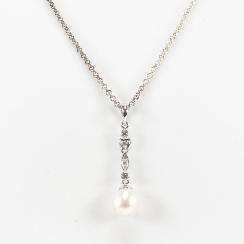 369 - A 925 silver and freshwater pearl pendant necklace. Cased. Weight 4g. Measures chain 44cm, pendant 2... 