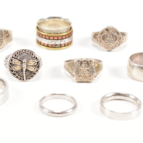 386 - A collection of 925 silver rings.The rings to include pierced, puzzle, dragonfly 18ct gold overlay, ... 