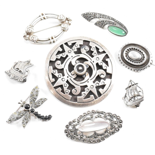 400 - A collection of silver brooch pins. The brooches to include a Mexican brooch pendant, dragonfly, tal... 