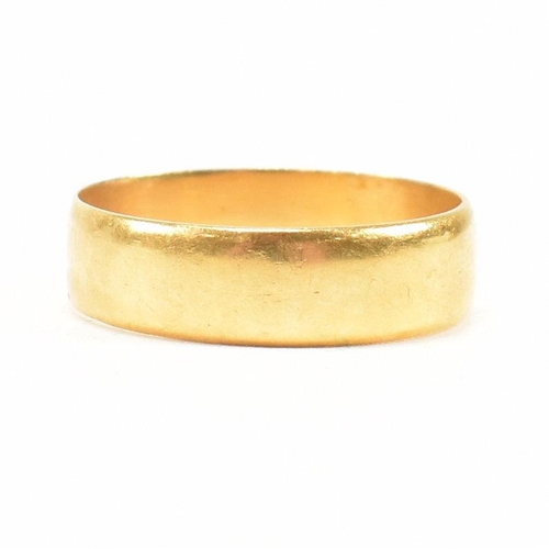 405 - A hallmarked 22ct band ring. The ring hallmarked Birmingham. Weight 5.7g. Size T. All weights, measu... 